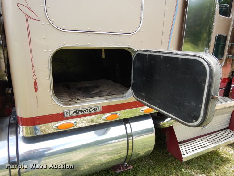 image for item DF5278 2005 Kenworth W900  semi truck