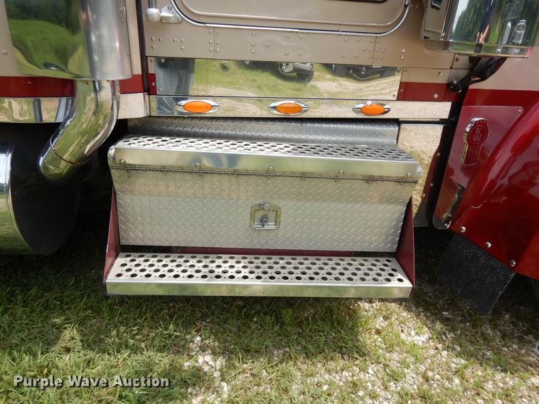 image for item DF5278 2005 Kenworth W900  semi truck