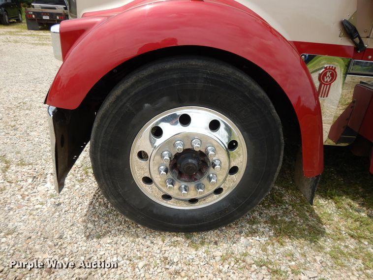 image for item DF5278 2005 Kenworth W900  semi truck