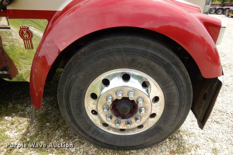 image for item DF5278 2005 Kenworth W900  semi truck