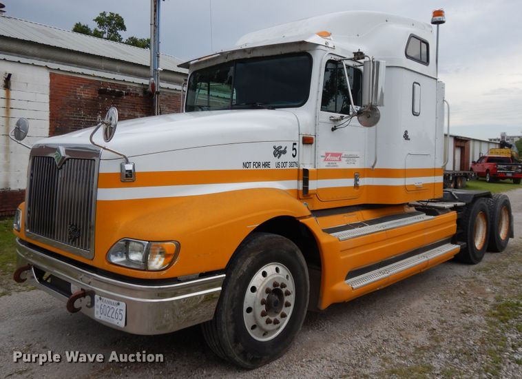 image for item DF5299 1999 International 9400  semi truck