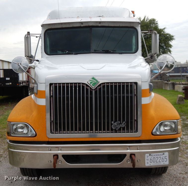 image for item DF5299 1999 International 9400  semi truck