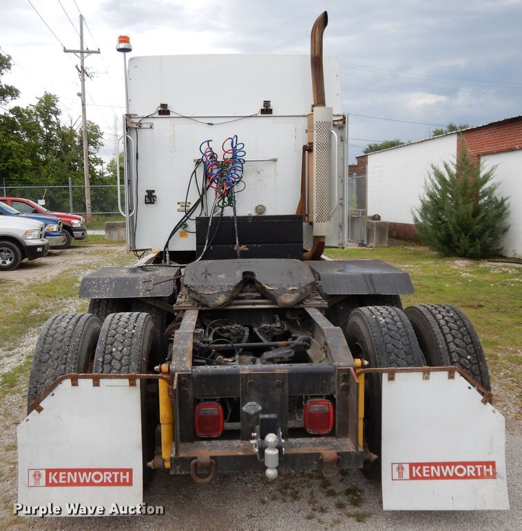 image for item DF5299 1999 International 9400  semi truck