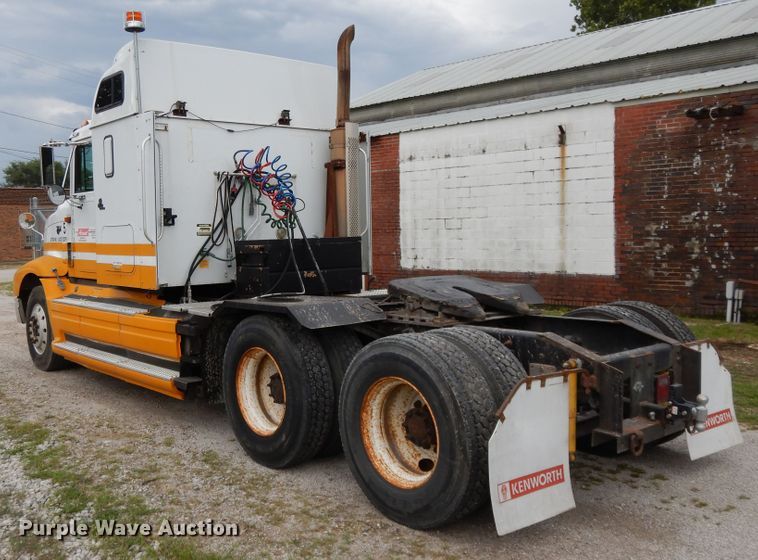 image for item DF5299 1999 International 9400  semi truck