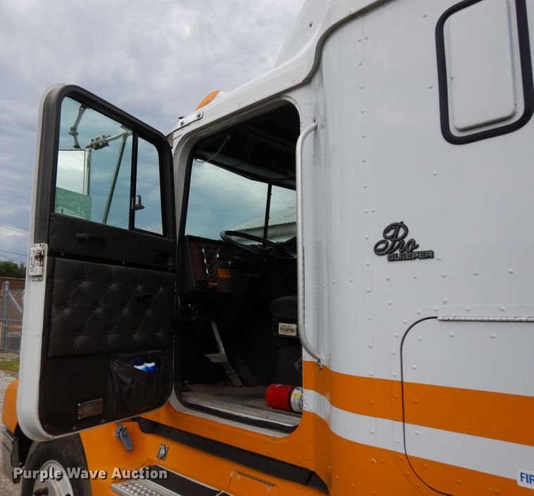 image for item DF5299 1999 International 9400  semi truck