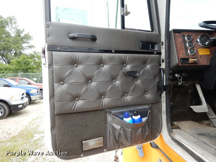 image for item DF5299 1999 International 9400  semi truck