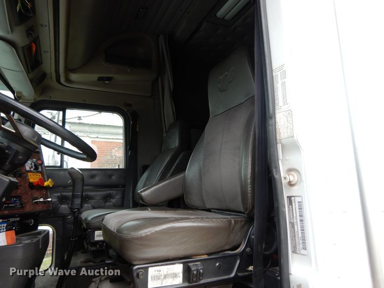 image for item DF5299 1999 International 9400  semi truck