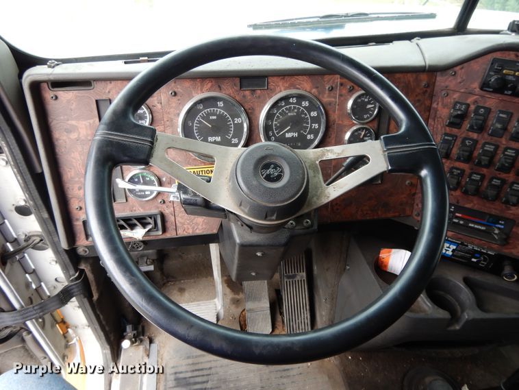 image for item DF5299 1999 International 9400  semi truck