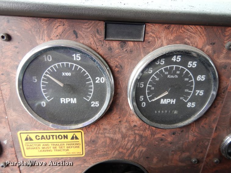 image for item DF5299 1999 International 9400  semi truck