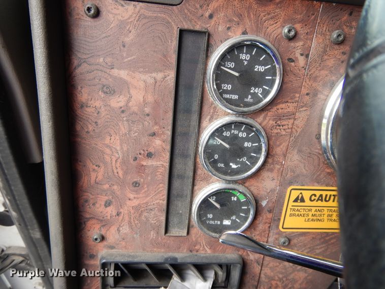 image for item DF5299 1999 International 9400  semi truck