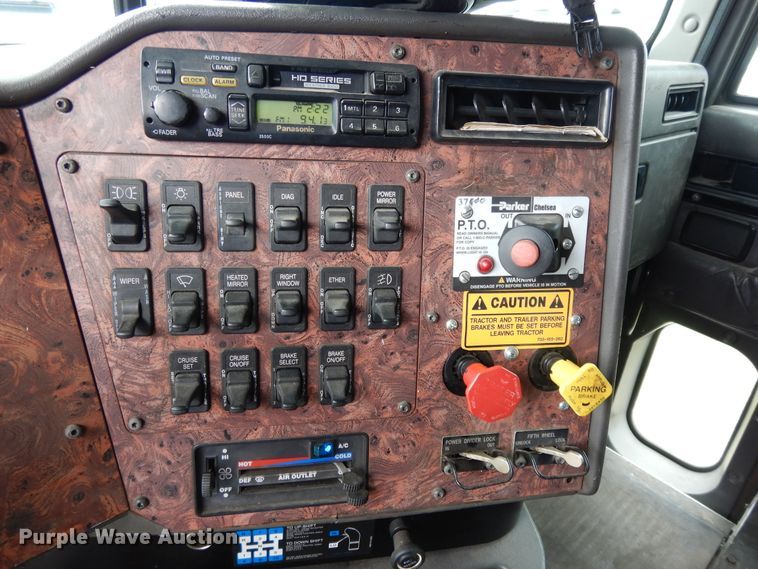 image for item DF5299 1999 International 9400  semi truck