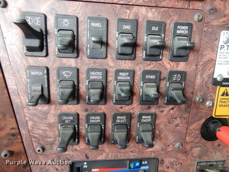 image for item DF5299 1999 International 9400  semi truck