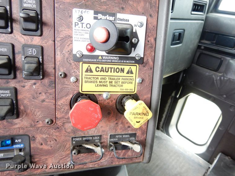 image for item DF5299 1999 International 9400  semi truck