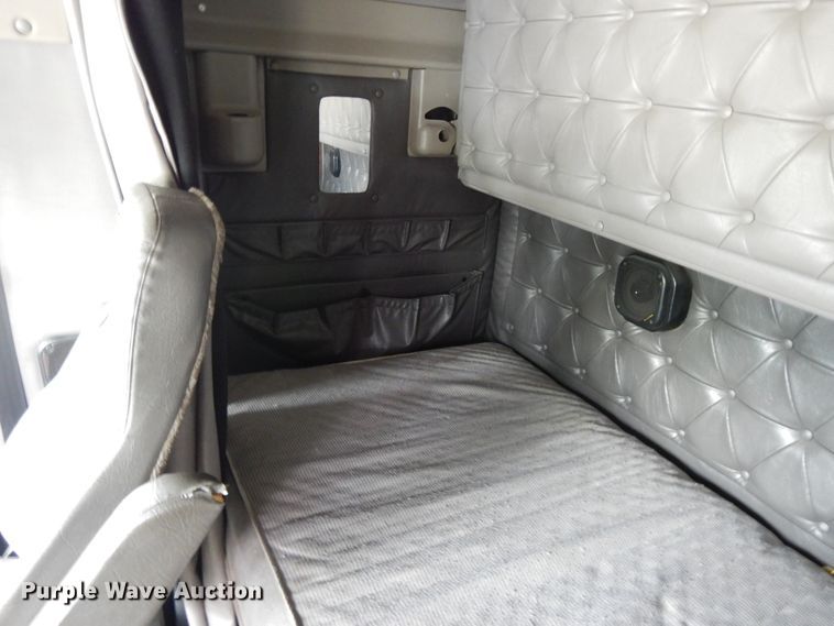 image for item DF5299 1999 International 9400  semi truck