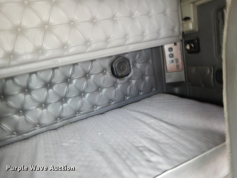 image for item DF5299 1999 International 9400  semi truck