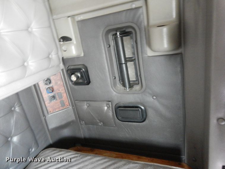 image for item DF5299 1999 International 9400  semi truck