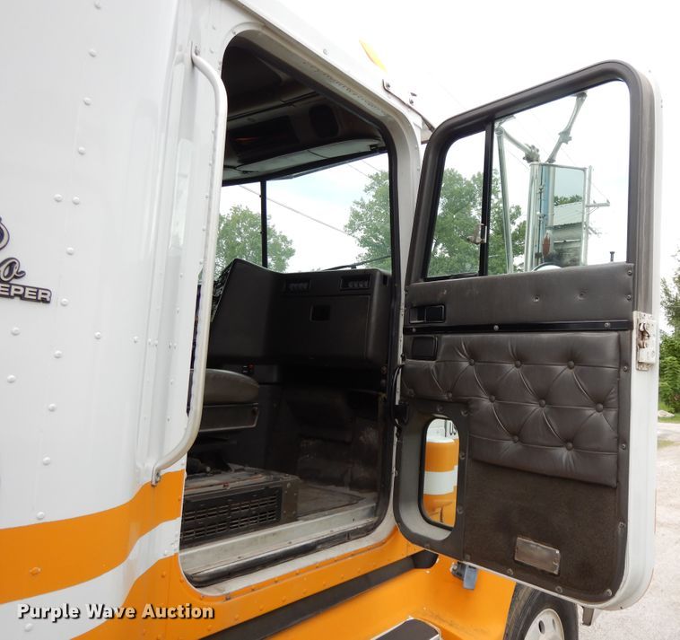 image for item DF5299 1999 International 9400  semi truck