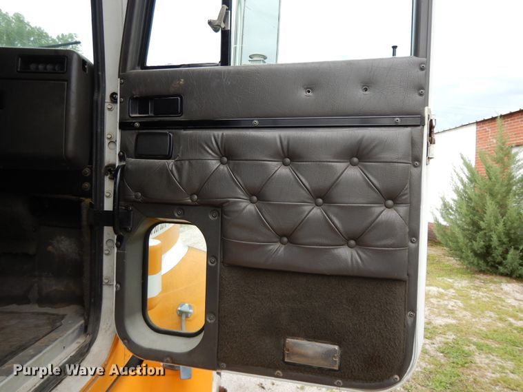 image for item DF5299 1999 International 9400  semi truck