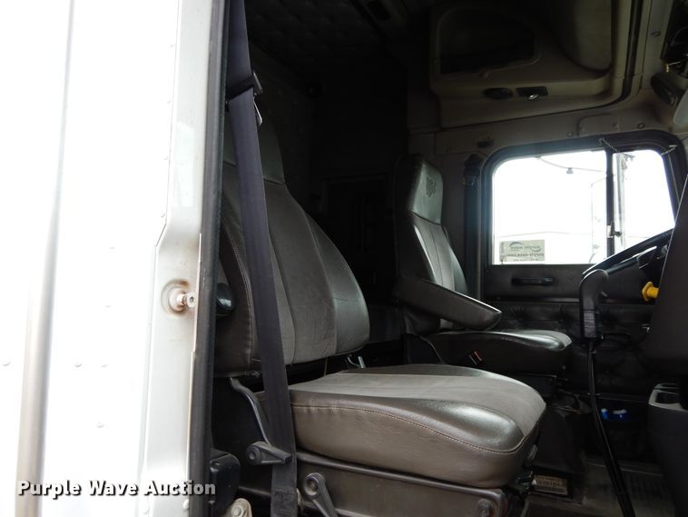 image for item DF5299 1999 International 9400  semi truck