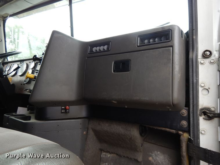 image for item DF5299 1999 International 9400  semi truck