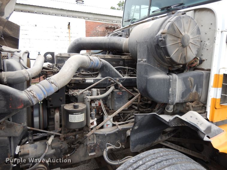 image for item DF5299 1999 International 9400  semi truck