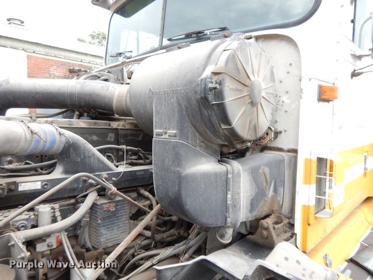 image for item DF5299 1999 International 9400  semi truck