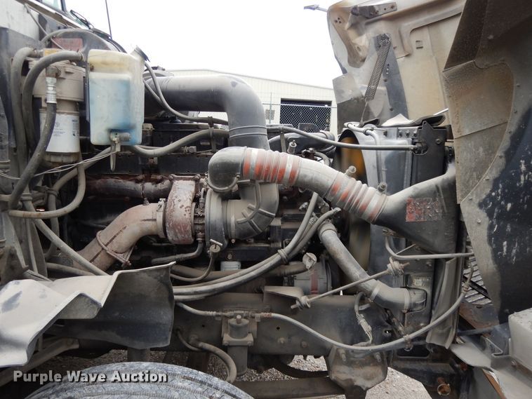 image for item DF5299 1999 International 9400  semi truck