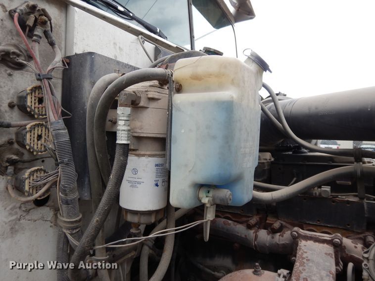 image for item DF5299 1999 International 9400  semi truck