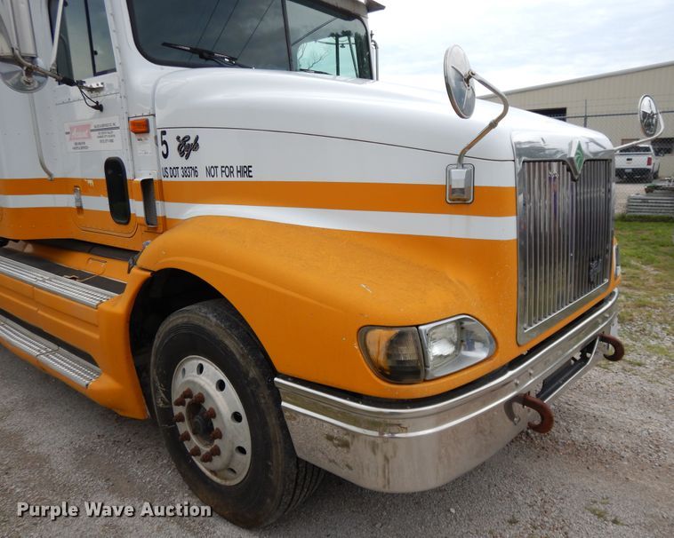image for item DF5299 1999 International 9400  semi truck