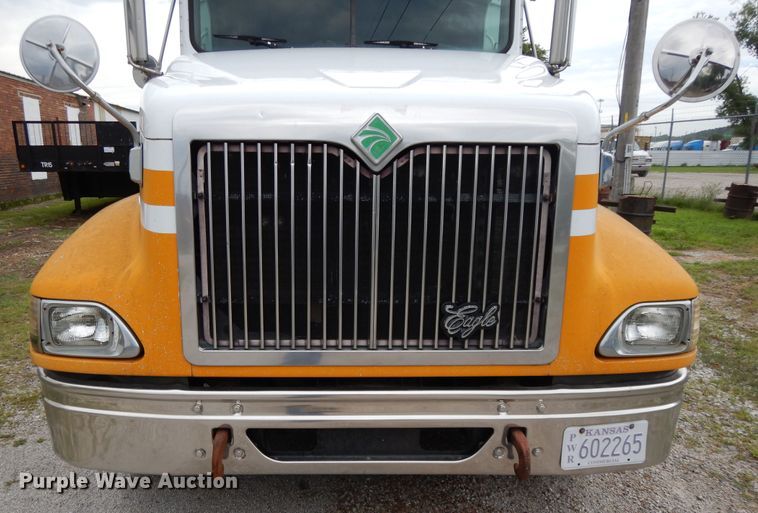 image for item DF5299 1999 International 9400  semi truck