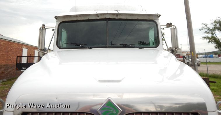 image for item DF5299 1999 International 9400  semi truck