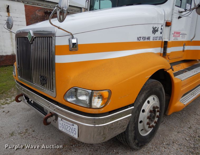 image for item DF5299 1999 International 9400  semi truck
