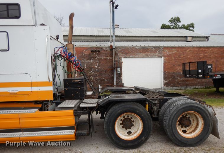 image for item DF5299 1999 International 9400  semi truck