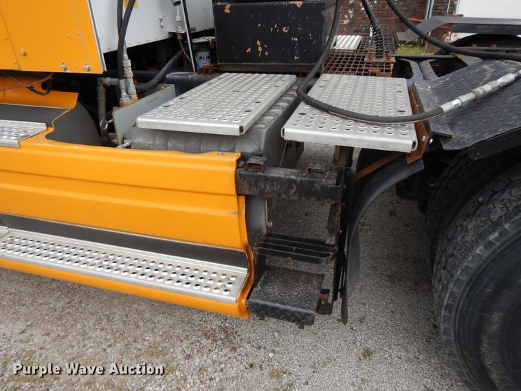 image for item DF5299 1999 International 9400  semi truck