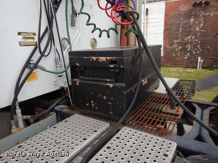 image for item DF5299 1999 International 9400  semi truck