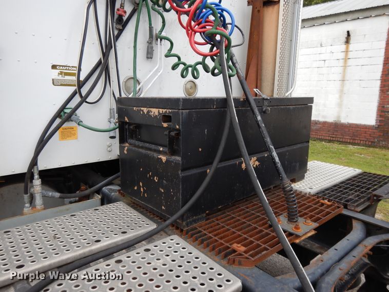 image for item DF5299 1999 International 9400  semi truck