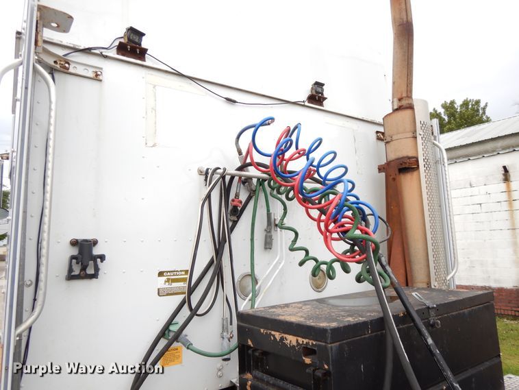 image for item DF5299 1999 International 9400  semi truck