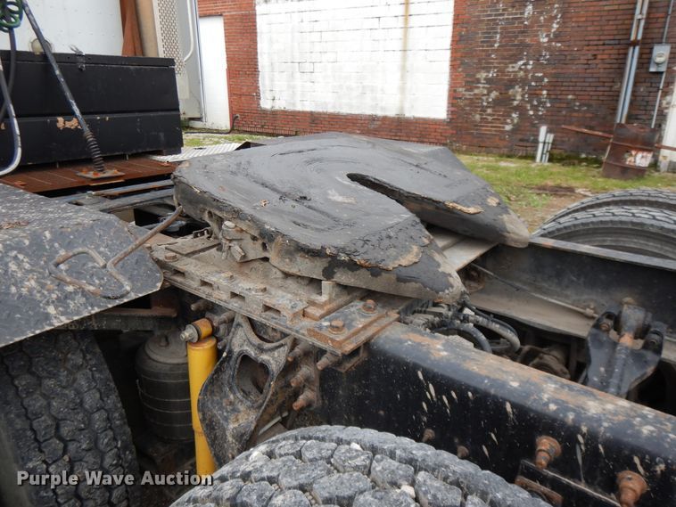 image for item DF5299 1999 International 9400  semi truck