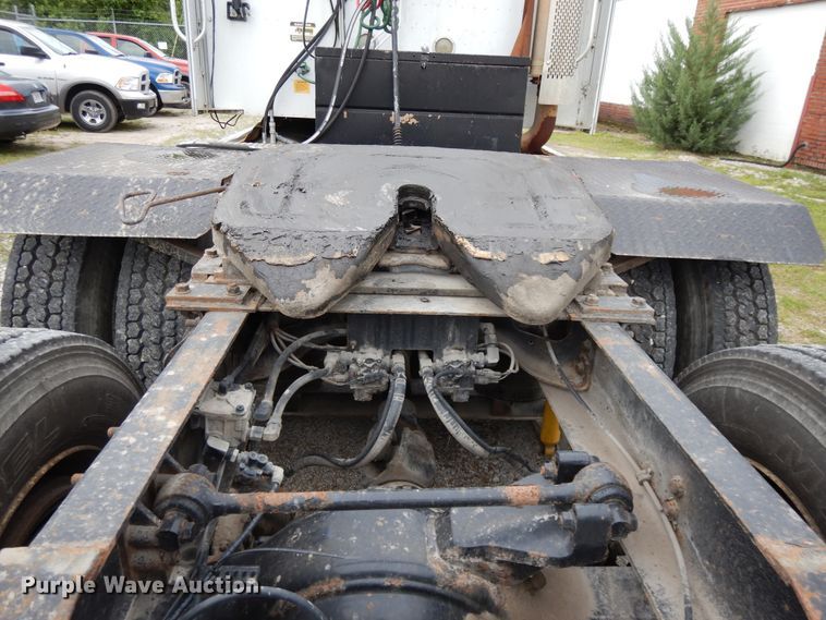 image for item DF5299 1999 International 9400  semi truck