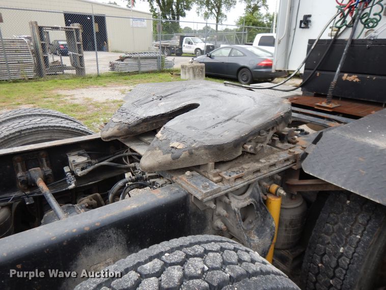 image for item DF5299 1999 International 9400  semi truck