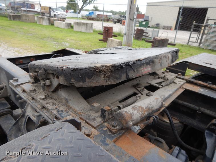 image for item DF5299 1999 International 9400  semi truck