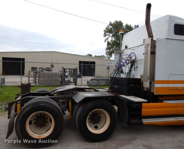 image for item DF5299 1999 International 9400  semi truck