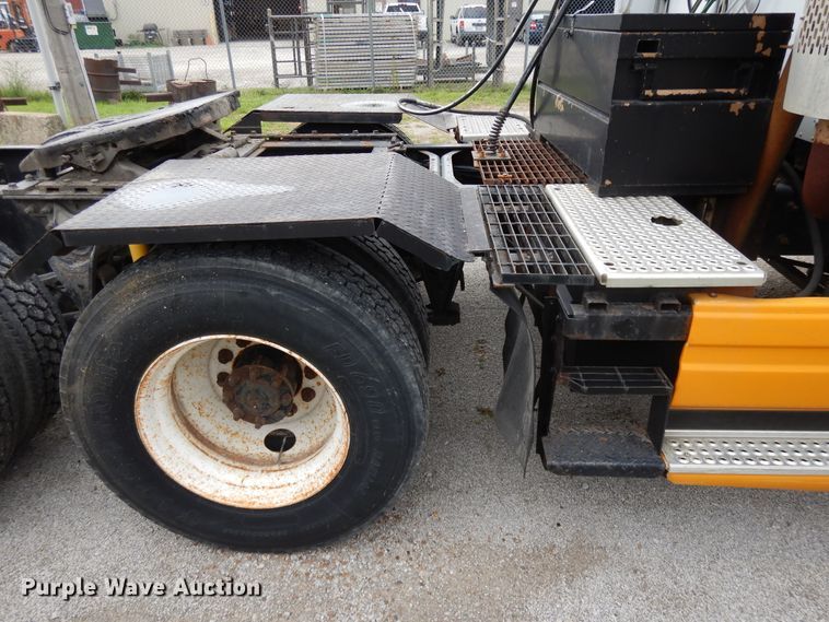 image for item DF5299 1999 International 9400  semi truck