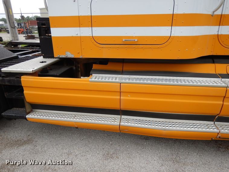 image for item DF5299 1999 International 9400  semi truck