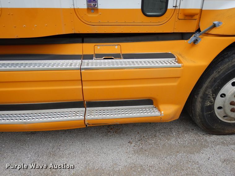 image for item DF5299 1999 International 9400  semi truck