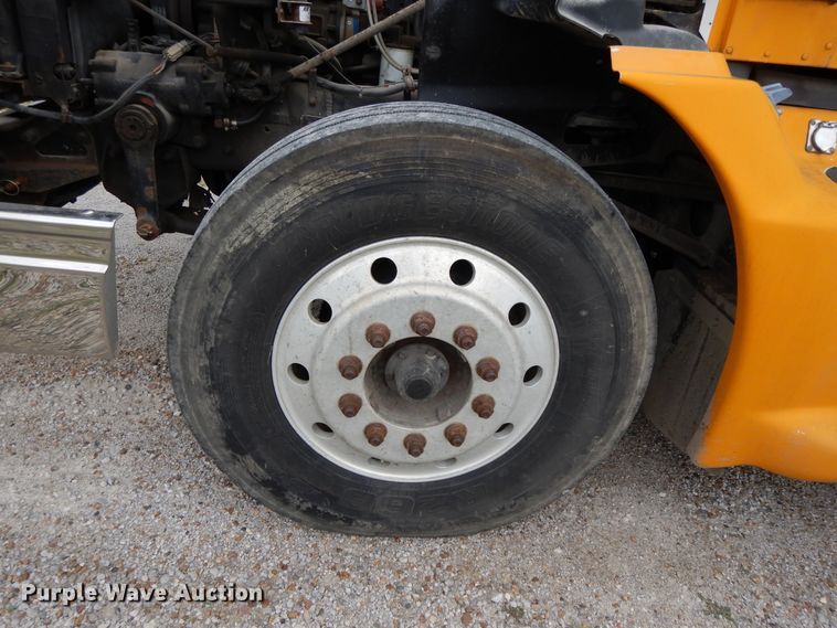 image for item DF5299 1999 International 9400  semi truck