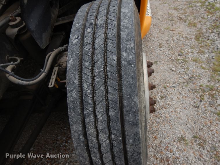 image for item DF5299 1999 International 9400  semi truck