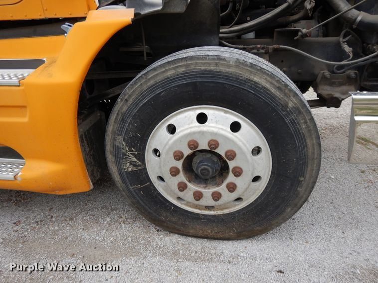 image for item DF5299 1999 International 9400  semi truck