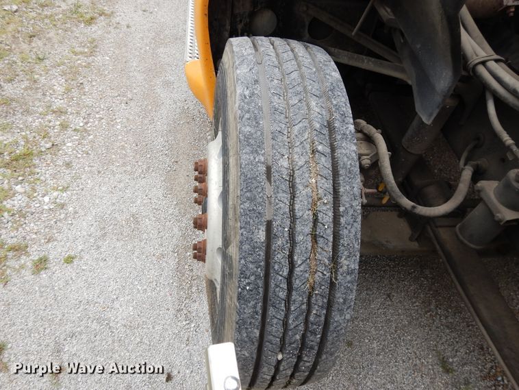 image for item DF5299 1999 International 9400  semi truck