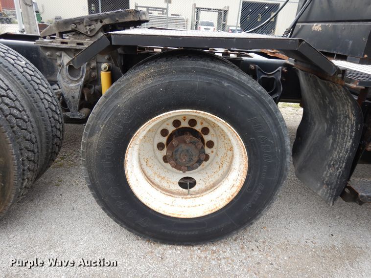 image for item DF5299 1999 International 9400  semi truck